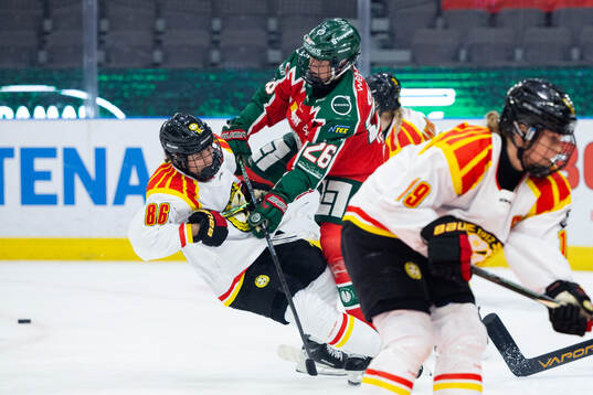 Brynäs Emma Bergesen och Frölundas Hanna Olsson