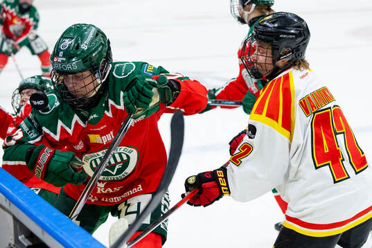 Frölundas Emilia Vesa och Frölundas Brynäs Viivi Vainikka