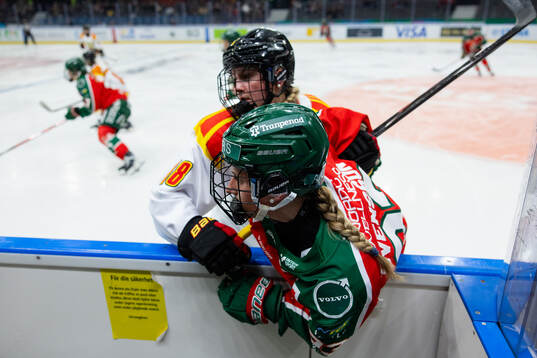 Brynäs Jenniina Nylund och Frölundas Nellie Svensson