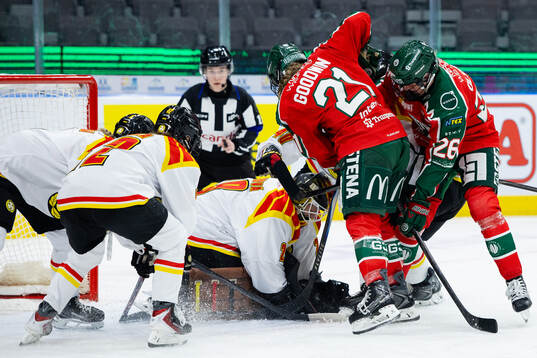 Brynäs målvakt Klara Peslarova mot Frölundas Jenna