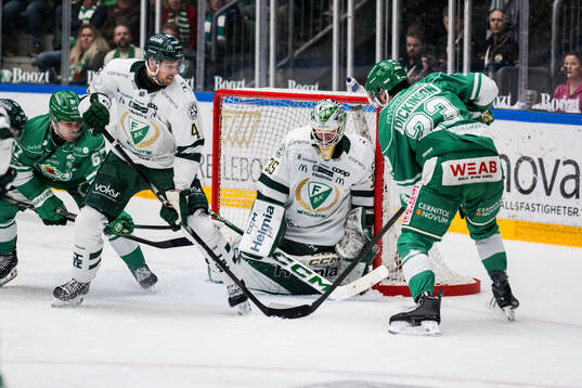 Färjestads Filip Roos och målvakt Melker Thelin och