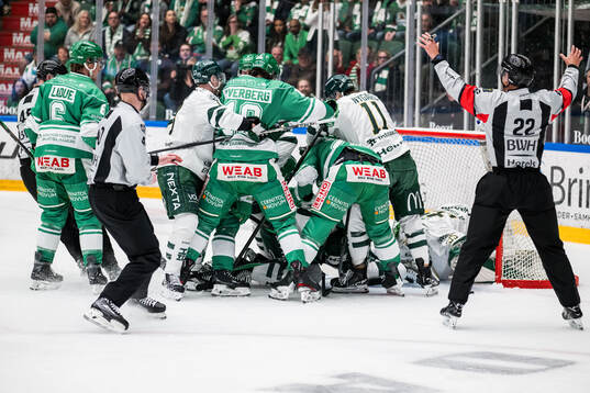 Bråk mellan Rögle och Färjestad spelarna
