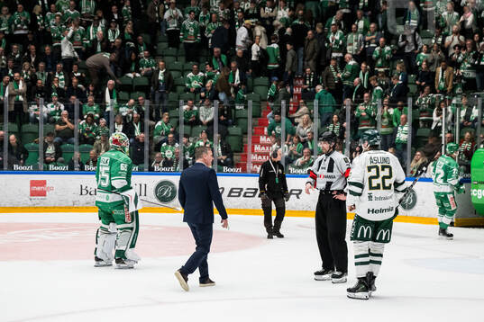 Rögles tränare Dan Tangnes och Domare Johan Wedin och
