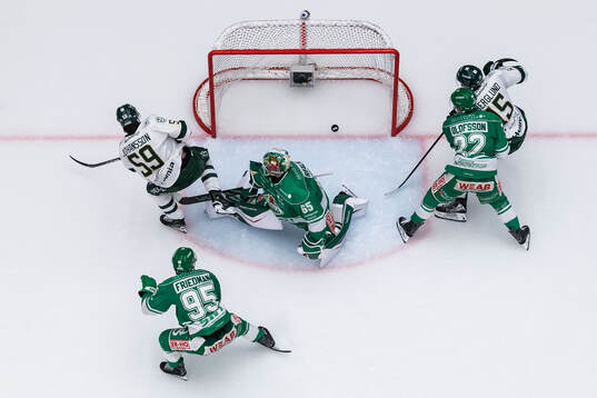 Färjestads Linus Johansson och Rögles Mark Friedman,