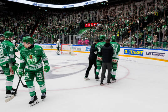 Rögles Josh Dickinson lämnar isen