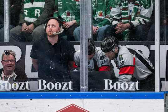 Domare Andreas Harnebring videogranskar en situation