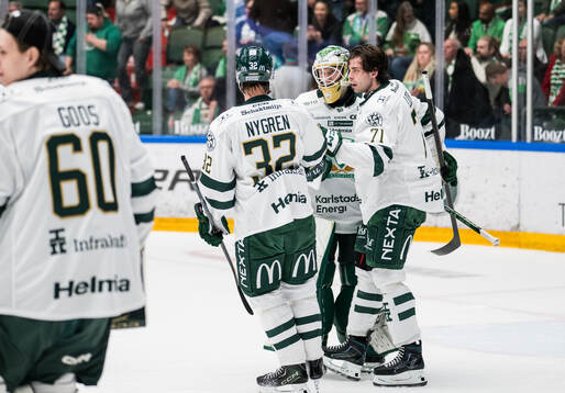 Färjestads målvakt Melker Thelin och Viktor Lodin jublar