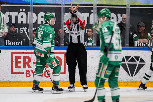 Domare Johan Wedin visar tecknet för straff