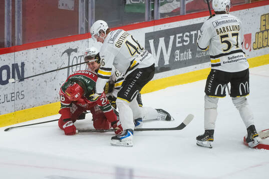 Modos Emil Larsson bråkar med AIKs Viggo Gustafsson och
