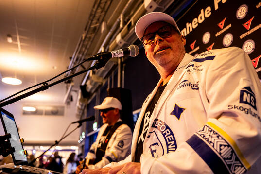 Mackan och Bäcker spelar innan  ishockeymatchen i kvalet