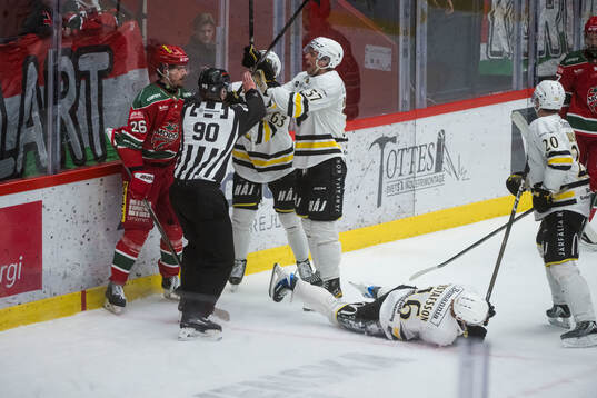 Modos Emil Larsson bråkar med AIKs Viggo Gustafsson och