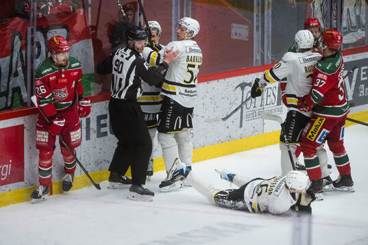Modos Emil Larsson bråkar med AIKs Viggo Gustafsson och