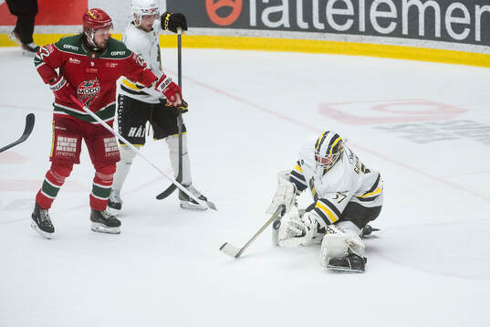 Modos Måns Carlsson och AIKs målvakt Jonas Gunnarsson