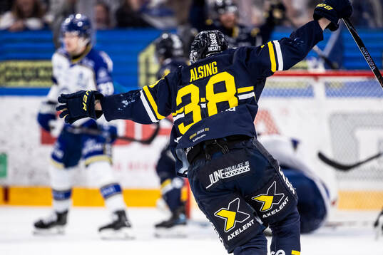 HV71s Olle Alsing jublar