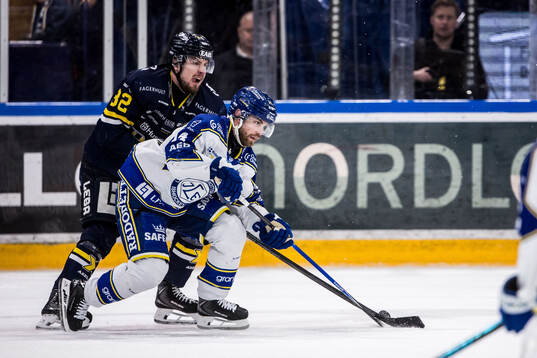 HV71s Santeri Hatakka och Leksands Oskar Lang