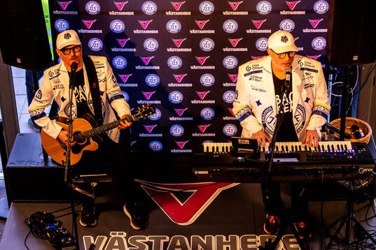 Mackan och Bäcker spelar innan  ishockeymatchen i kvalet