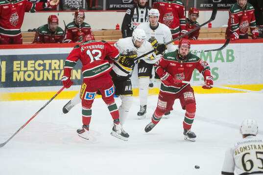 Modos Oscar Pettersson med Måns Carlsson och AIKs Oscar