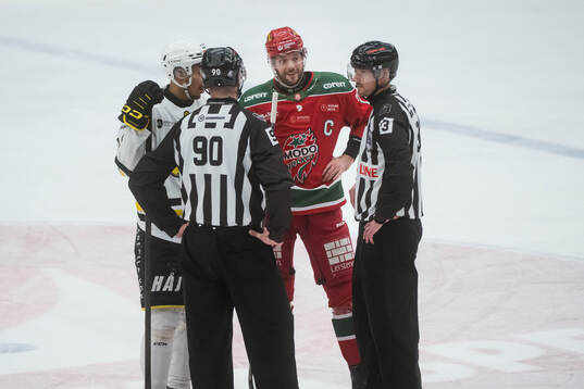 AIKs Oscar Nord och Modos David Rundblad med Domare Eric