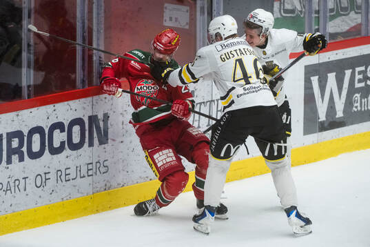 Modos Emil Larsson bråkar med AIKs Viggo Gustafsson och