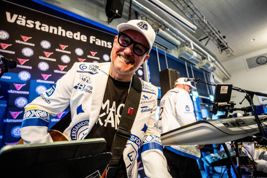 Mackan och Bäcker underhåller innan ishockeymatchen i