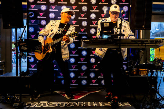 Mackan och Bäcker underhåller innan ishockeymatchen i