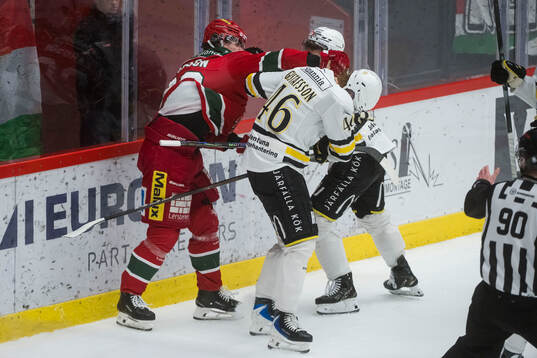 Modos Emil Larsson bråkar med AIKs Viggo Gustafsson och