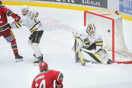 Modos Kyle Topping gör 1-3 målet på AIKs målvakt Jonas