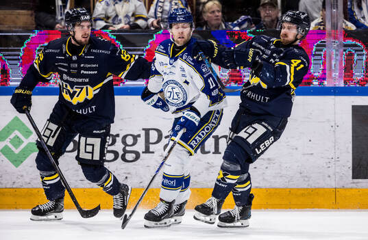 HV71s Santeri Hatakka och Leksands Wiktor Nilsson och HV71s