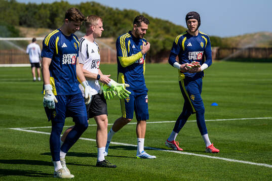 Goalkeeper Melker Ellborg, goaltender coach Linus Kandolin,