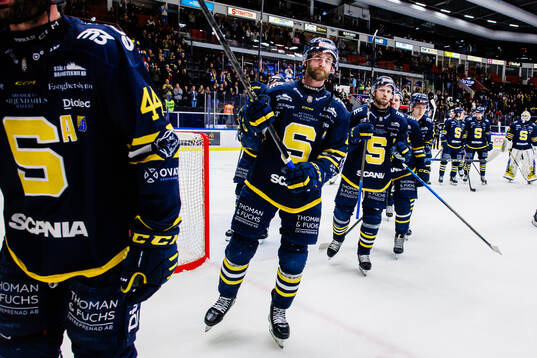 Södertäljes Sebastian Dyk jublar med lagkamrater