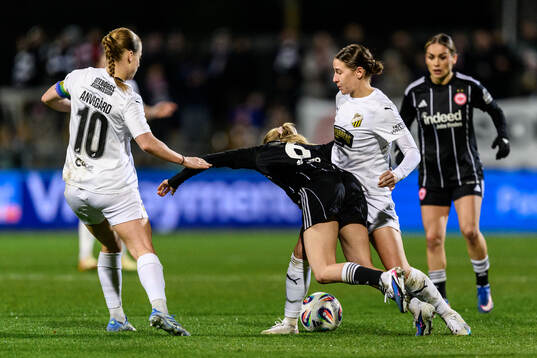 Anna Anvegård and Tabby Tindell of Häcken and Elisa Senb