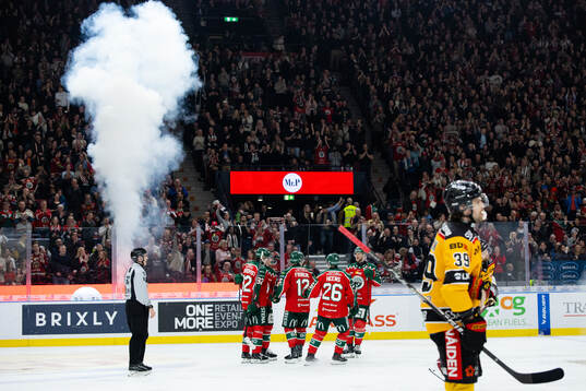 Frölundas Max Friberg jublar med lagkamrater