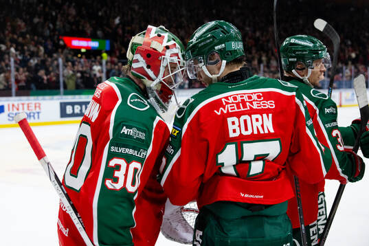 Frölundas målvakt Tobias Normann och Isac Born  jublar