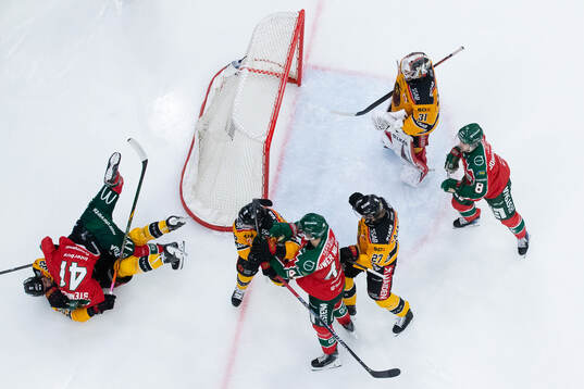 Luleås Oscar Engsund, brottas med Frölundas Ivar Stenberg