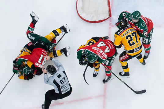 Luleås Oscar Engsund, brottas med Frölundas Ivar