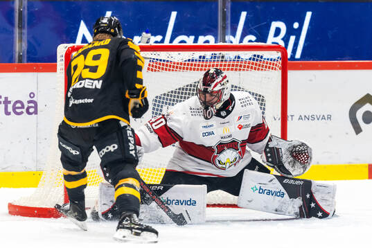 Skellefteås Mikkel Aagaard och Malmös målvakt Oskar