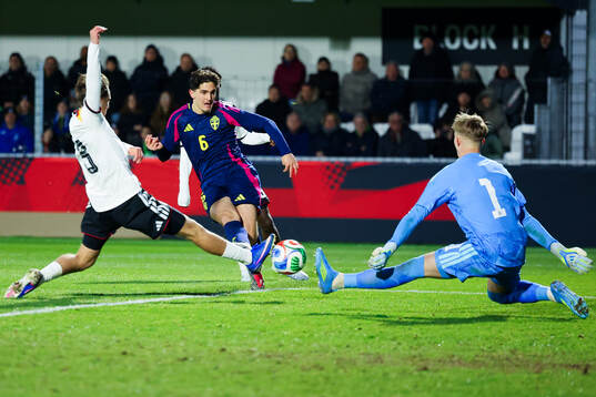 Bla gjennom flere bilder av Football, UEFA Under-19 Qualifier, Germany - Sweden