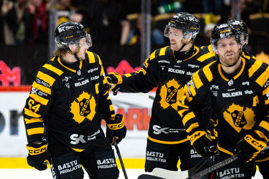 Skellefteås Jonathan Pudas jublar med lagkamrater