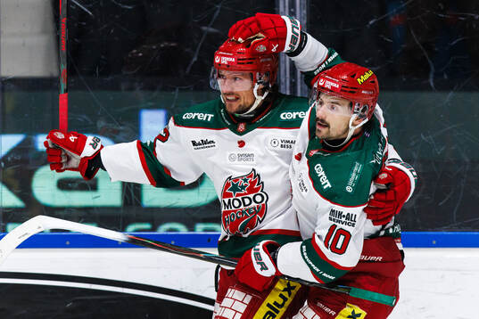 Modos Jesper Olofsson och Gerry Fitzgerald jublar