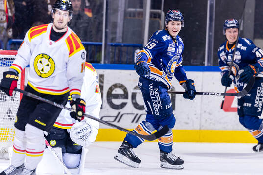 Växjös Leo Sahlin Wallenius jublar