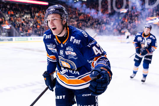 Växjös Kalle Kratz jublar