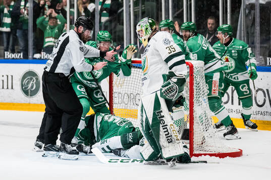 Rögles Mattias Göransson och Färjestads målvakt Melker