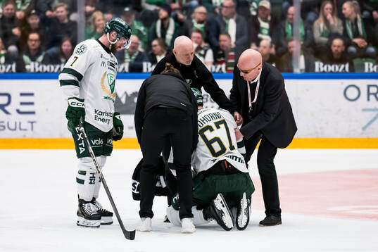 Färjestads Radim Zohorna får vård av medicinsk personal