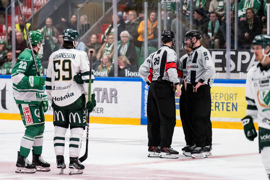 Rögles Fredrik Olofsson och Färjestads Linus Johansson