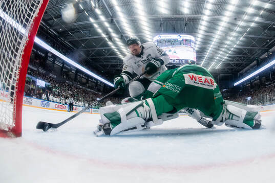 Färjestads David Tomasek gör 5-3 på straff mot Rögles