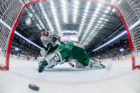 Färjestads David Tomasek gör 5-3 på straff mot Rögles