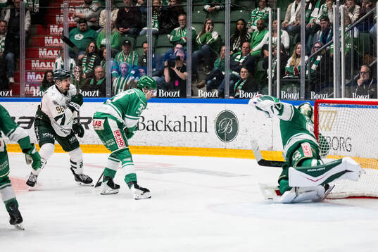 Färjestads David Tomasek gör det matchavgörande 5-6