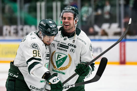 Färjestads David Tomasek och Viktor Lodin jublar