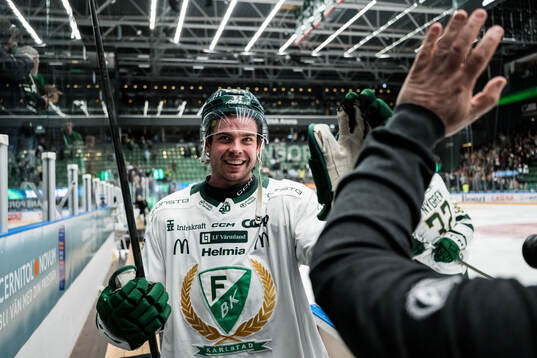 Färjestads Viktor Lodin jublar