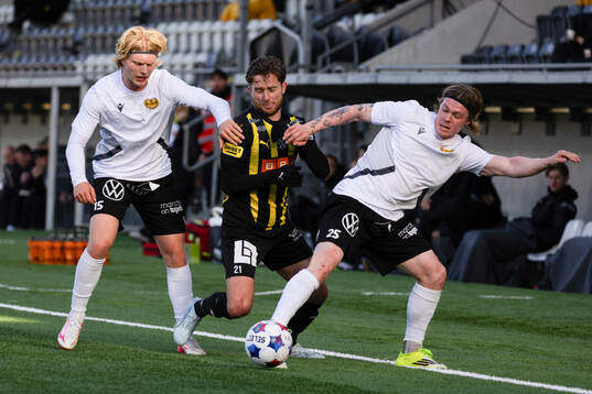 Häckens Adam Lundkvist i en kamp mot Mjällbys Bork Bang